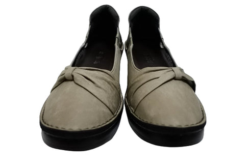 【インコルジェ 3262 ライトグレー】サイドオープンリボンパンプス