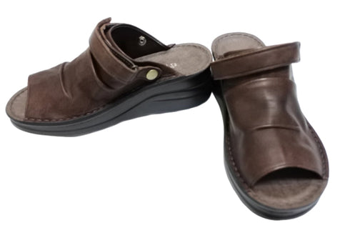 【インコルジェ4039 ダークブラウン】オープントゥくしゅくしゅ2WAYサボ風サンダル