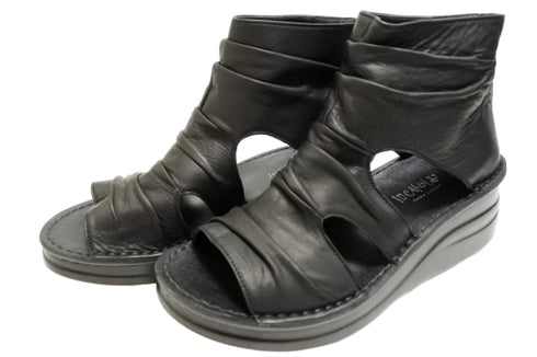 【インコルジェ 4050 ブラック】本革クロスベルトくしゅふわショートブーツサンダル