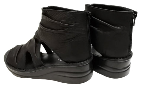 【インコルジェ 4050 ブラック】本革クロスベルトくしゅふわショートブーツサンダル