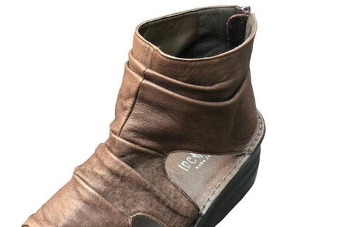 【インコルジェ 4050 ダークブラウン】本革クロスベルトくしゅふわショートブーツサンダル