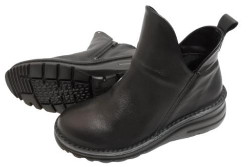 【TODAY's 7058 ブラック】幅広4EサイドジップV字カッティングショートブーツ