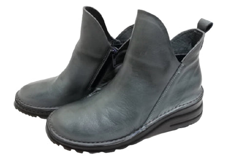 【TODAY's 7058 ネイビー】幅広4EサイドジップV字カッティングショートブーツ