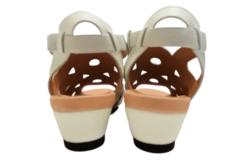 【arui_toe 7641 オフホワイト】伸縮ゴムバックストラップ本革コンフォートサンダル