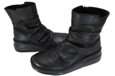 【インコルジェ 8209 ブラック】くしゅっとかわいい本革幅広ショートブーツ