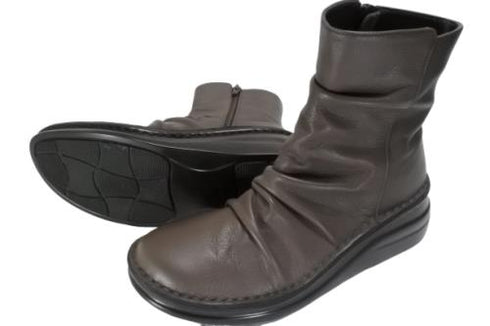 【インコルジェ 8209 ダークブラウン】くしゅっとかわいい本革幅広ショートブーツ