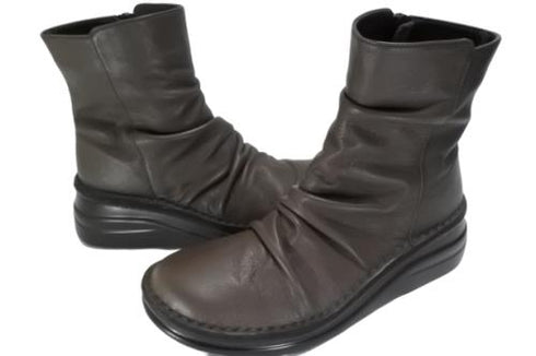 【インコルジェ 8209 ダークブラウン】くしゅっとかわいい本革幅広ショートブーツ