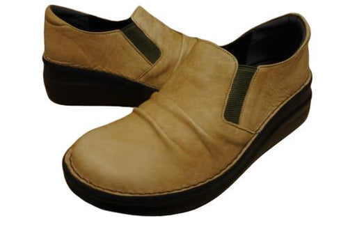 【インコルジェ8303 キャメル】くしゅっとかわいい脱ぎ履きらくらくシューズ