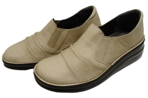 【インコルジェ8303 グレージュ】くしゅっとかわいい脱ぎ履きらくらくシューズ