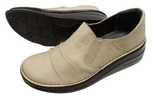 【インコルジェ8303 グレージュ】くしゅっとかわいい脱ぎ履きらくらくシューズ