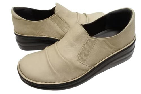 【インコルジェ8303 グレージュ】くしゅっとかわいい脱ぎ履きらくらくシューズ