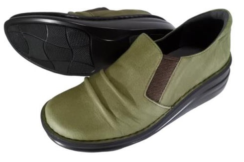 【インコルジェ8303 カーキ】くしゅっとかわいい脱ぎ履きらくらくシューズ