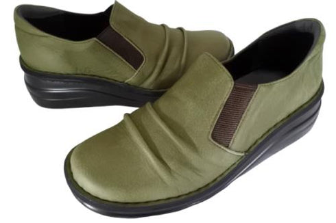 【インコルジェ8303 カーキ】くしゅっとかわいい脱ぎ履きらくらくシューズ