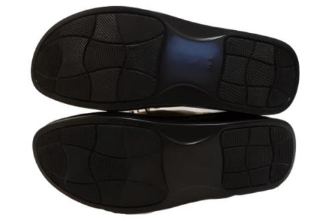 【インコルジェ 8387 ベージュ】ひと味違う個性派靴紐シューズ