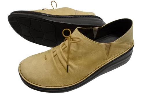 【インコルジェ 8387 ベージュ】ひと味違う個性派靴紐シューズ