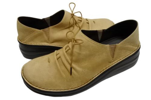 【インコルジェ 8387 ベージュ】ひと味違う個性派靴紐シューズ