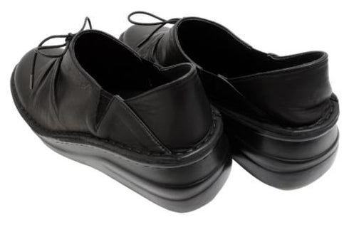 【インコルジェ 8387 ブラック】ひと味違う個性派靴紐シューズ