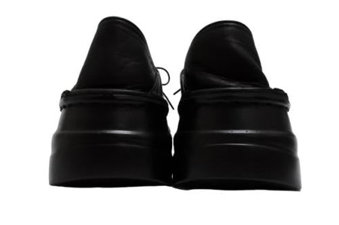 【インコルジェ 8387 ブラック】ひと味違う個性派靴紐シューズ