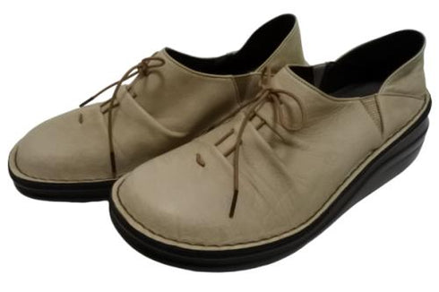 【インコルジェ 8387 グレージュ】ひと味違う個性派靴紐シューズ