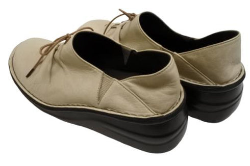 【インコルジェ 8387 グレージュ】ひと味違う個性派靴紐シューズ