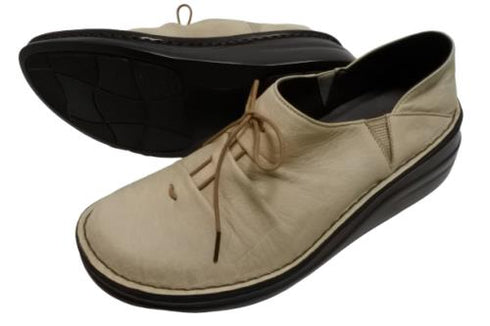 【インコルジェ 8387 グレージュ】ひと味違う個性派靴紐シューズ