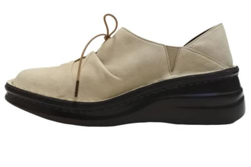 【インコルジェ 8387 グレージュ】ひと味違う個性派靴紐シューズ