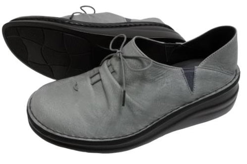 【インコルジェ 8387 ライトブルー】ひと味違う個性派靴紐シューズ