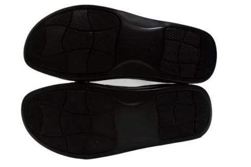 【インコルジェ 8387 レッド】ひと味違う個性派靴紐シューズ