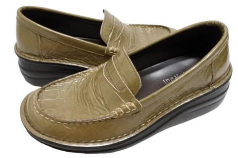 【インコルジェ 8476 ベージュ】クロコ型押し本革エナメルローファー