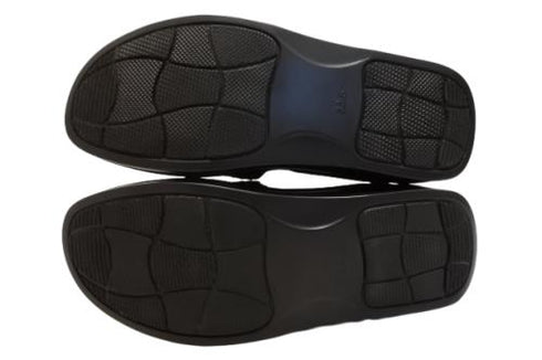 【インコルジェ 8476 ブラック】クロコ型押し本革エナメルローファー