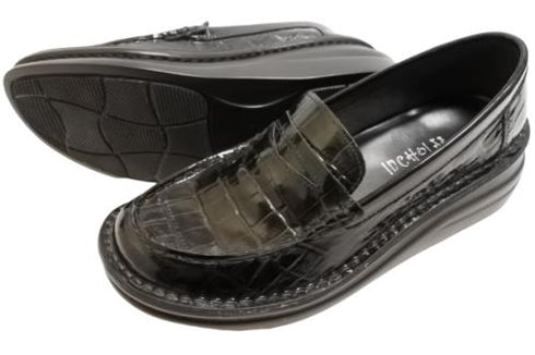 【インコルジェ 8476 ブラック】クロコ型押し本革エナメルローファー