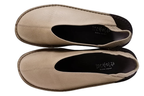 【インコルジェ8650 オークベージュ】センターシームバックストラップシューズ