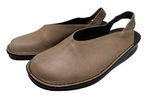 【インコルジェ8650 オークベージュ】センターシームバックストラップシューズ