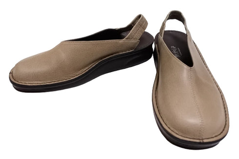 【インコルジェ8650 オークベージュ】センターシームバックストラップシューズ