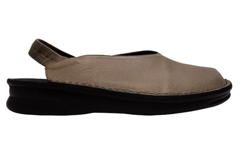 【インコルジェ8650 オークベージュ】センターシームバックストラップシューズ