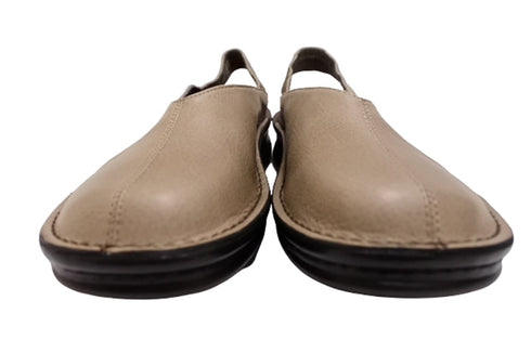 【インコルジェ8650 オークベージュ】センターシームバックストラップシューズ