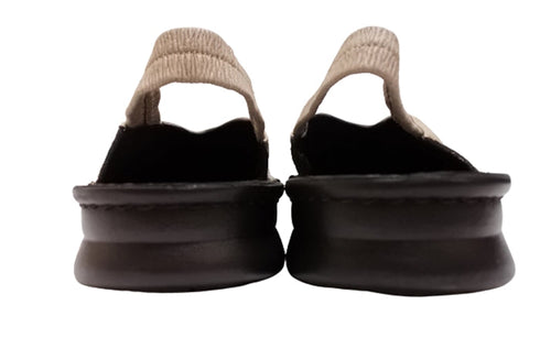 【インコルジェ8650 オークベージュ】センターシームバックストラップシューズ