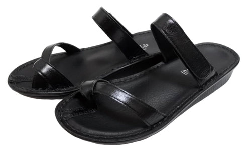 【インコルジェ8825 ブラック】甲ストラップで、足元をしっかり安定させるトングサンダル