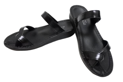 【インコルジェ8825 ブラック】甲ストラップで、足元をしっかり安定させるトングサンダル