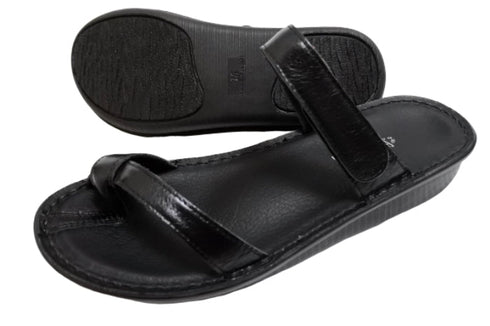 【インコルジェ8825 ブラック】甲ストラップで、足元をしっかり安定させるトングサンダル