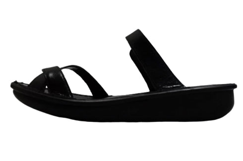 【インコルジェ8825 ブラック】甲ストラップで、足元をしっかり安定させるトングサンダル