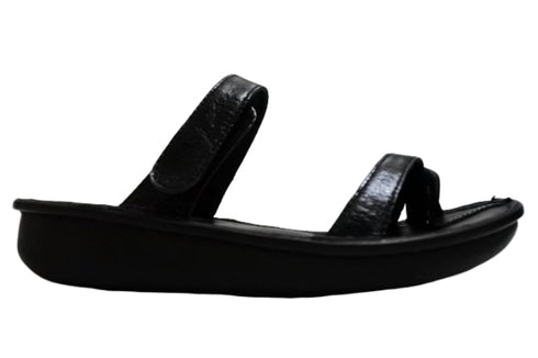 【インコルジェ8825 ブラック】甲ストラップで、足元をしっかり安定させるトングサンダル