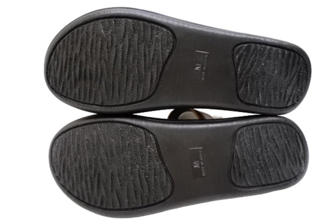 【インコルジェ8825 ブラウン】甲ストラップで、足元をしっかり安定させるトングサンダル