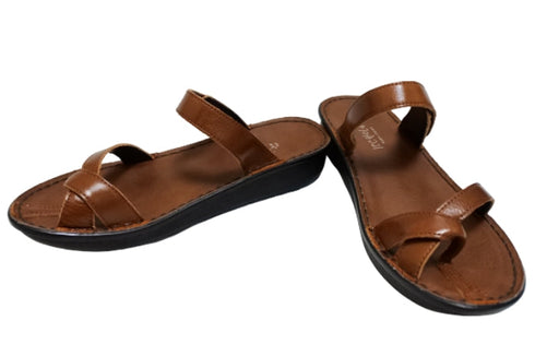 【インコルジェ8825 ブラウン】甲ストラップで、足元をしっかり安定させるトングサンダル