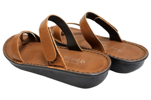 【インコルジェ8825 ブラウン】甲ストラップで、足元をしっかり安定させるトングサンダル