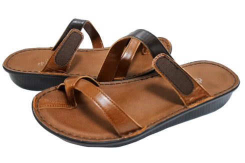 【インコルジェ8825 ブラウン】甲ストラップで、足元をしっかり安定させるトングサンダル