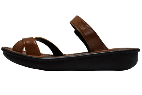 【インコルジェ8825 ブラウン】甲ストラップで、足元をしっかり安定させるトングサンダル