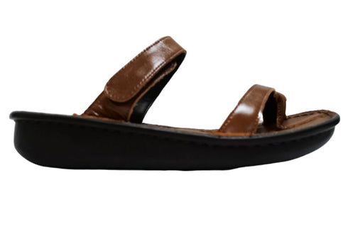 【インコルジェ8825 ブラウン】甲ストラップで、足元をしっかり安定させるトングサンダル