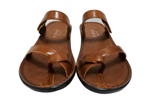 【インコルジェ8825 ブラウン】甲ストラップで、足元をしっかり安定させるトングサンダル