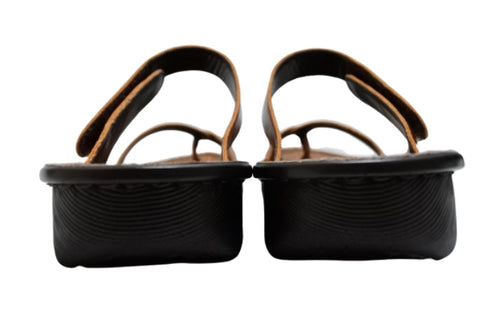 【インコルジェ8825 ブラウン】甲ストラップで、足元をしっかり安定させるトングサンダル